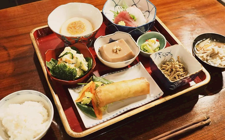 篭屋遠野（かごやとおの）