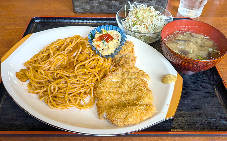 地域に愛される味｜喫茶待月で味わう名物ナポリタンと挽きたてコーヒーをどうぞ