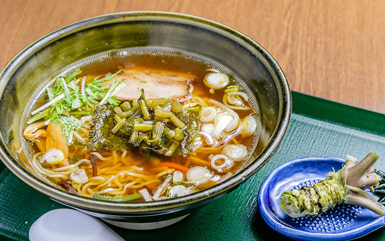 清流の極上わさびを求めて ―― 東北一の産地・遠野市宮守町で出会う「本物」の香りと物語